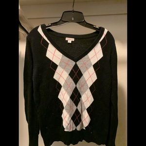 Large Merona v-neck pullover black with white and gray argyle sweater.